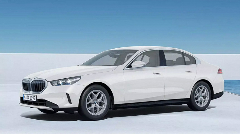 Так выглядит самый дешевый седан BMW 5-Series в новом кузове. Опубликованы изображения BMW 520i с 2,0-литровым мотором